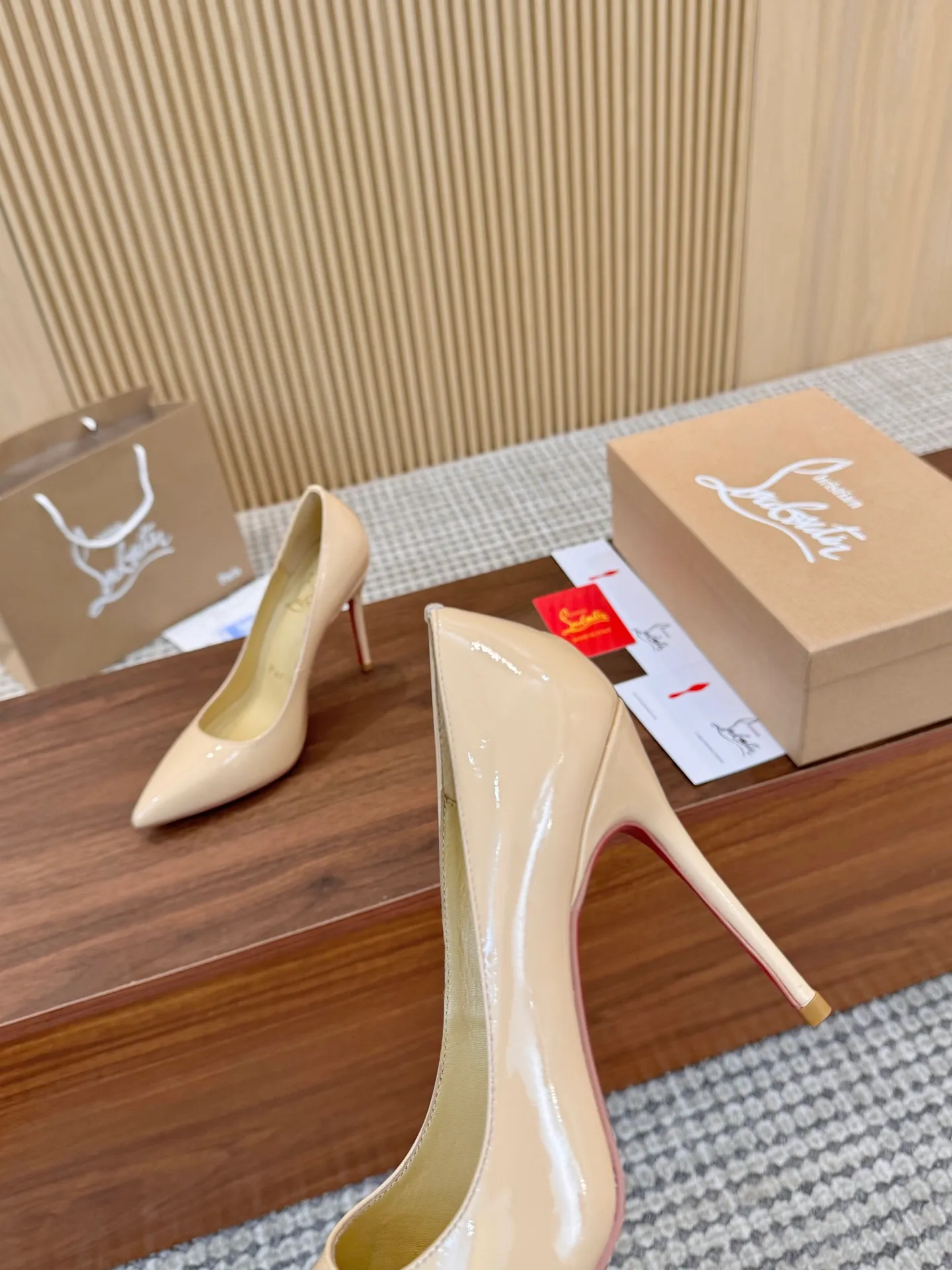 👟👟Ex-factory price 440👟👟 Genuine leather sole +40 Year-round shipment💝Christian Louboutin CL👠 Classic "💎Cow Patent Leather💎 Series" noble and luxurious, real blingbling👟👟 Real materials, all customized by the pattern maker, and the materials are made of original customized materials to achieve the taste of the original 6 color options💍 Upper: Imported 👉cow patent leather💪 Lining: Sheepskin foot pad/lining Size: 34-40.41.42 Heel height: 10.5cm and 8.5cm two options Leather sole Rubber sole